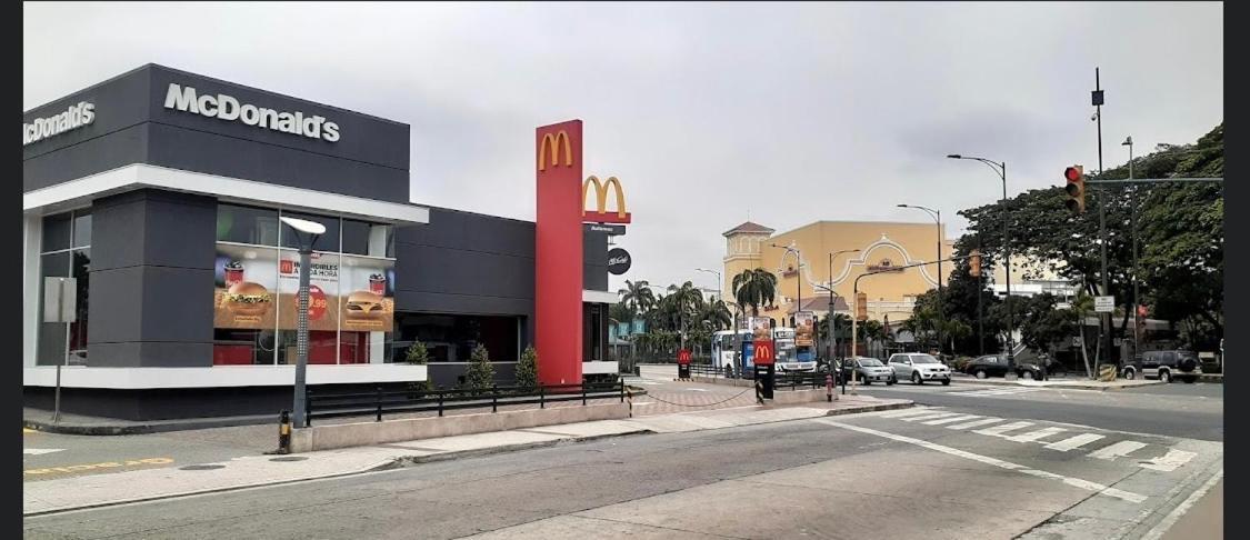 Mega Suite Junto Al San Marino Shopping Guayaquil Exterior photo